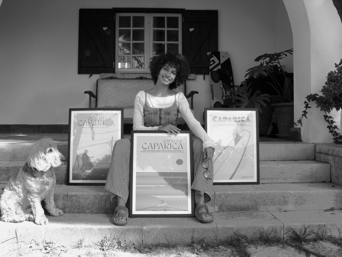 Thaïs with her Caparica posters in Costa da Caparica